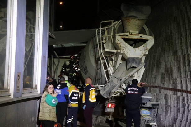 Foto - Beton mikseri köprüden düştü 3 kişi yaralandı