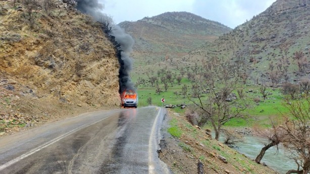 Foto - Beton mikseriyle çarpışan ambulans alevlere teslim oldu