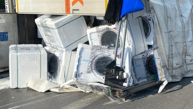 Foto - Beyaz eşya taşıyan tır devrildi