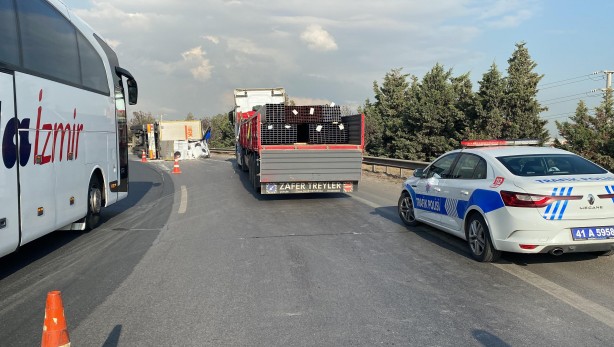 Foto - Beyaz eşya taşıyan tır devrildi