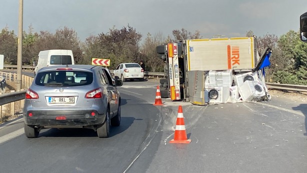 Foto - Beyaz eşya taşıyan tır devrildi