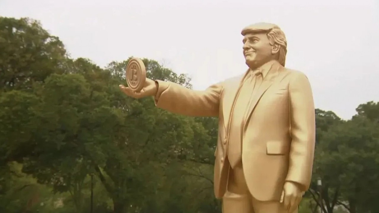 Foto - Beyaz Saray’ın karşısına altın heykeli dikildi: Yapma Trump, CHP kıskanacak şimdi!