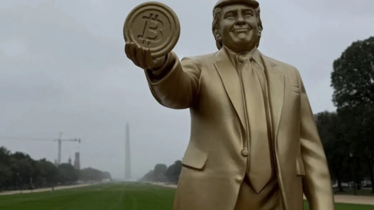 Foto - Beyaz Saray’ın karşısına altın heykeli dikildi: Yapma Trump, CHP kıskanacak şimdi!