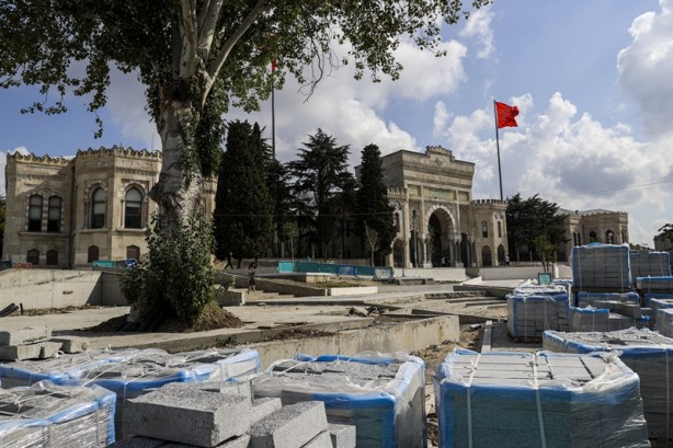 Foto - Beyazıt Meydanı'nda hatalı taş döşemesi! CHP'li İBB'ye tepki