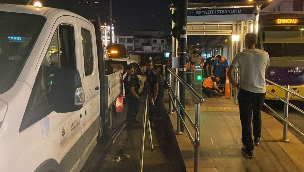 Foto - Beyazıt'ta raylara düşen adam tramvayın altında kalarak öldü