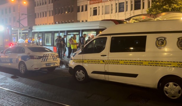 Foto - Beyazıt'ta raylara düşen adam tramvayın altında kalarak öldü