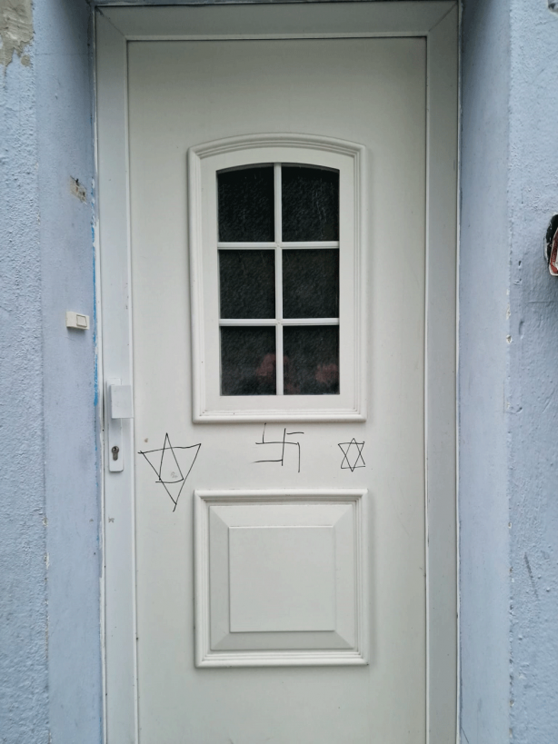 Beyinsiz müptezeller yine camiye saldırdı