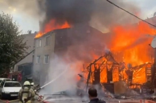 Foto - Beykoz'da bir bina cayır cayır yandı! Yangın 3 binaya daha sıçradı