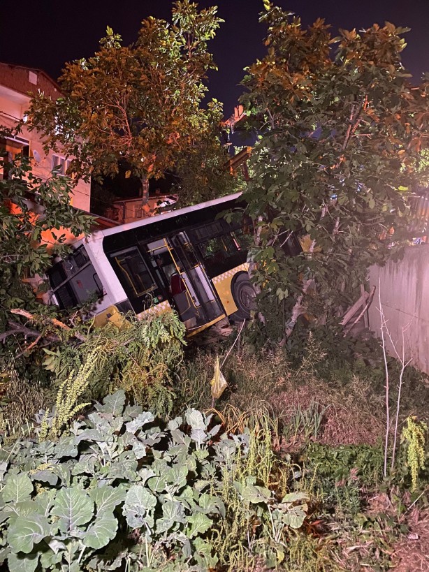 Foto - Beykoz'da freni boşalan otobüs bir evin bahçesine düştü