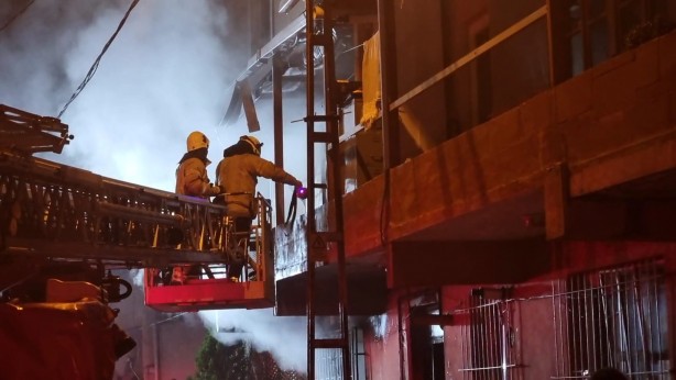 Foto - Beykoz'da iki katlı binada yangın