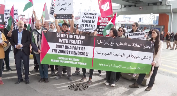 Foto - Beylikdüzü'nde hareketli anlar! İsrail'e yük taşıyan gemi ortalığı ayağa kaldırdı