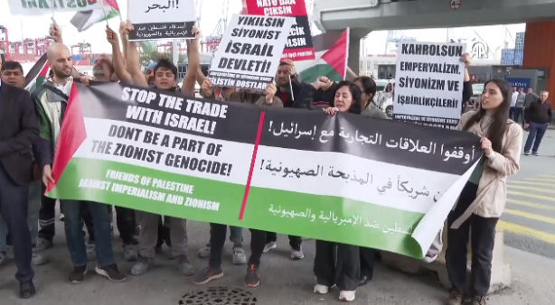 Foto - Beylikdüzü'nde hareketli anlar! İsrail'e yük taşıyan gemi ortalığı ayağa kaldırdı