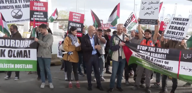 Foto - Beylikdüzü'nde hareketli anlar! İsrail'e yük taşıyan gemi ortalığı ayağa kaldırdı