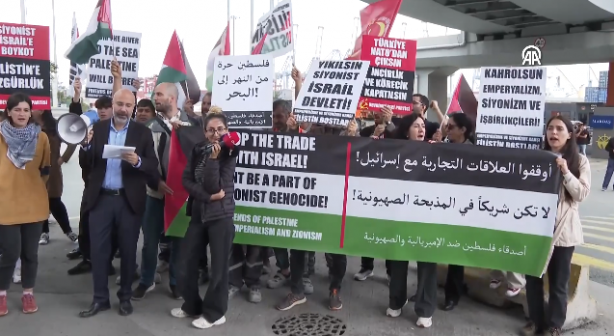 Foto - Beylikdüzü'nde hareketli anlar! İsrail'e yük taşıyan gemi ortalığı ayağa kaldırdı