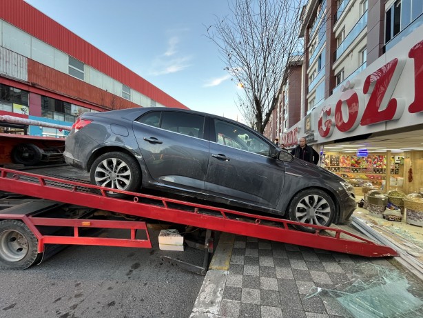 Foto - Beylikdüzü’nde sürücü dükkana daldı!