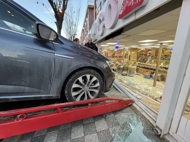 Foto - Beylikdüzü’nde sürücü dükkana daldı!