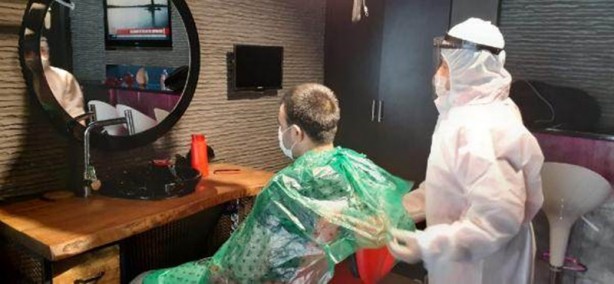 Foto - Beyoğlu'nda berber tulum giyip siperlik takarak ilk müşterisini aldı