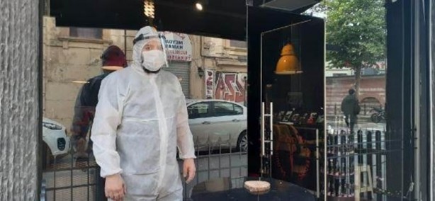 Beyoğlu'nda berber tulum giyip siperlik takarak ilk müşterisini aldı