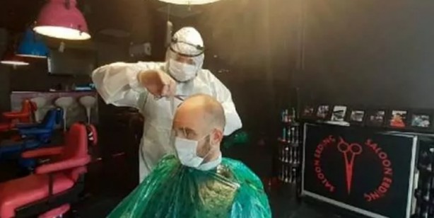 Foto - Beyoğlu'nda berber tulum giyip siperlik takarak ilk müşterisini aldı