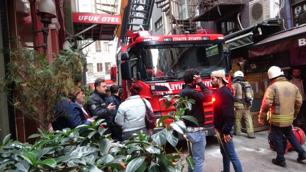 Foto - Beyoğlu'nda korku dolu anlar! Yangın paniğe sebep oldu