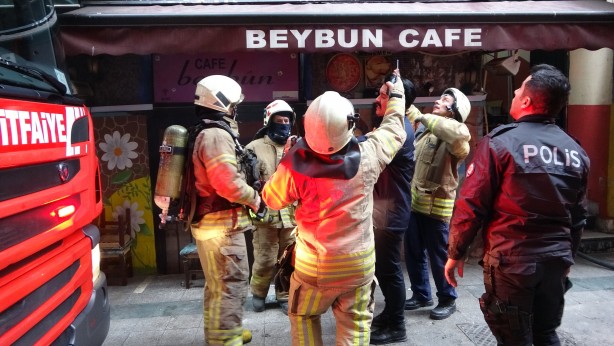 Foto - Beyoğlu'nda korku dolu anlar! Yangın paniğe sebep oldu