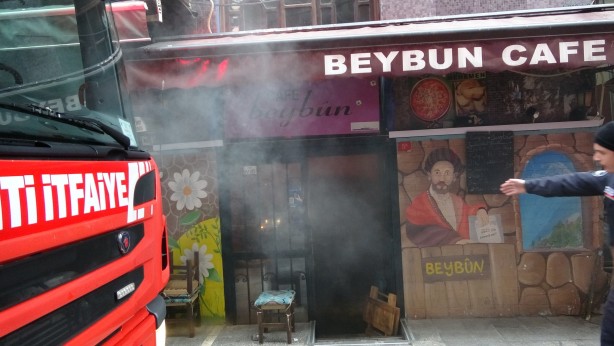 Beyoğlu'nda korku dolu anlar! Yangın paniğe sebep oldu