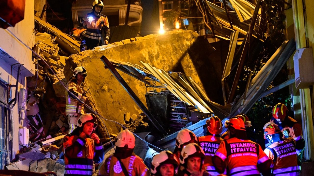 Foto - Beyoğlu’nda metruk bina çöktü: Enkazda arama başlatıldı