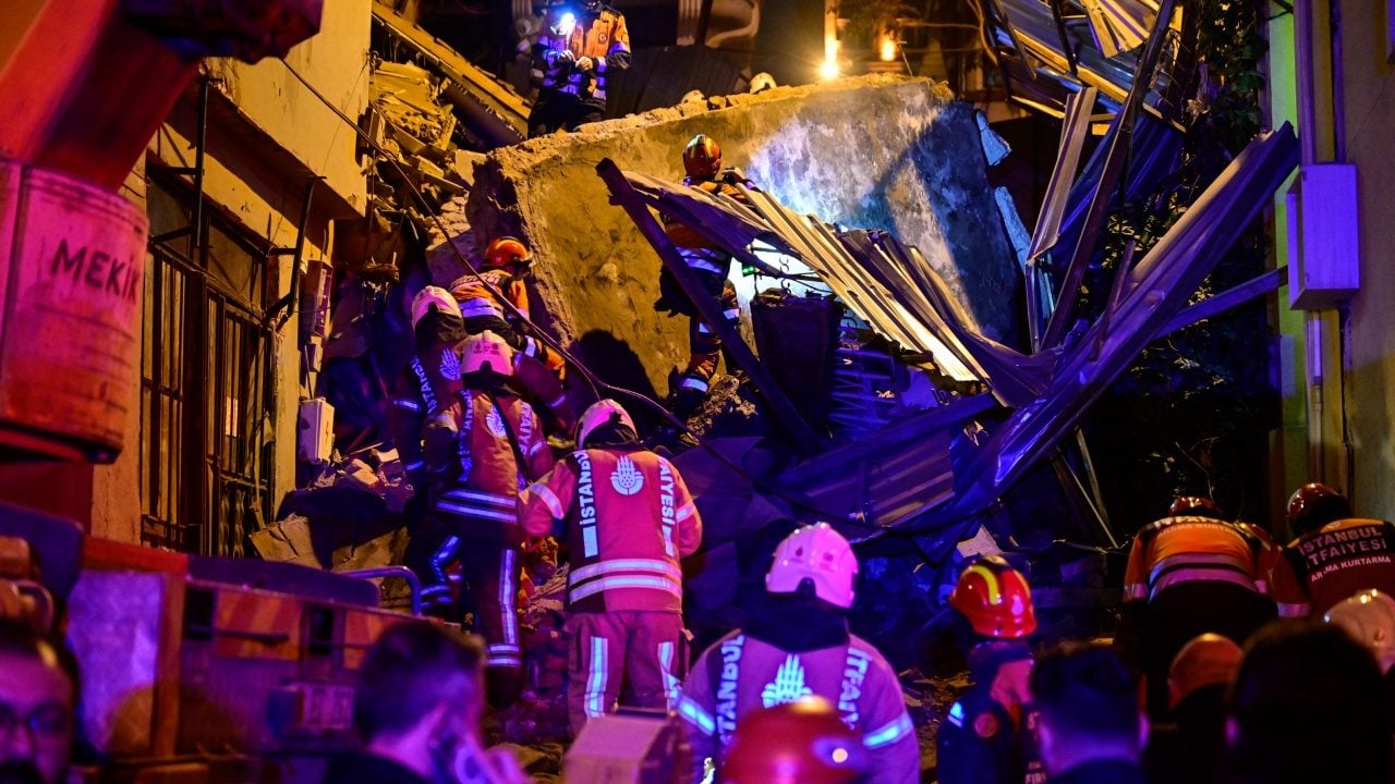 Foto - Beyoğlu’nda metruk bina çöktü: Enkazda arama başlatıldı