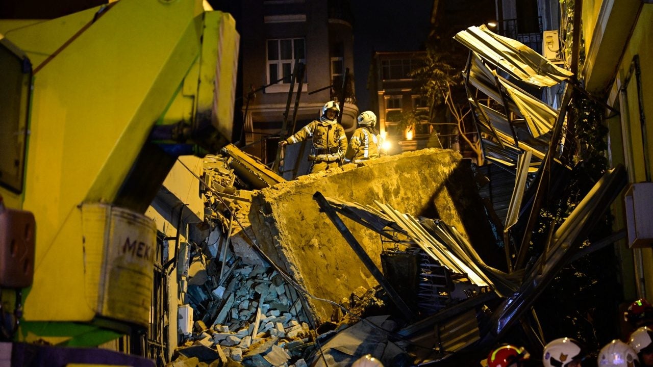Foto - Beyoğlu’nda metruk bina çöktü: Enkazda arama başlatıldı