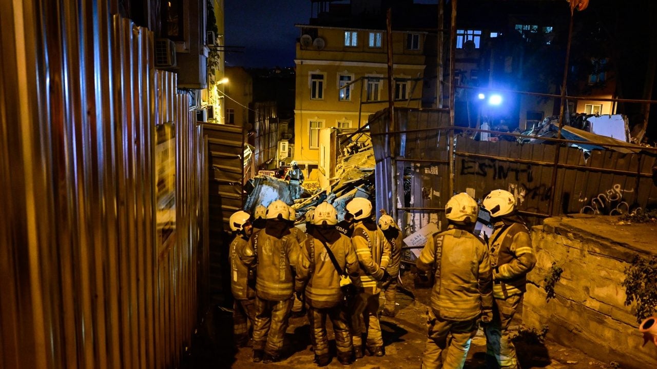 Foto - Beyoğlu’nda metruk bina çöktü: Enkazda arama başlatıldı