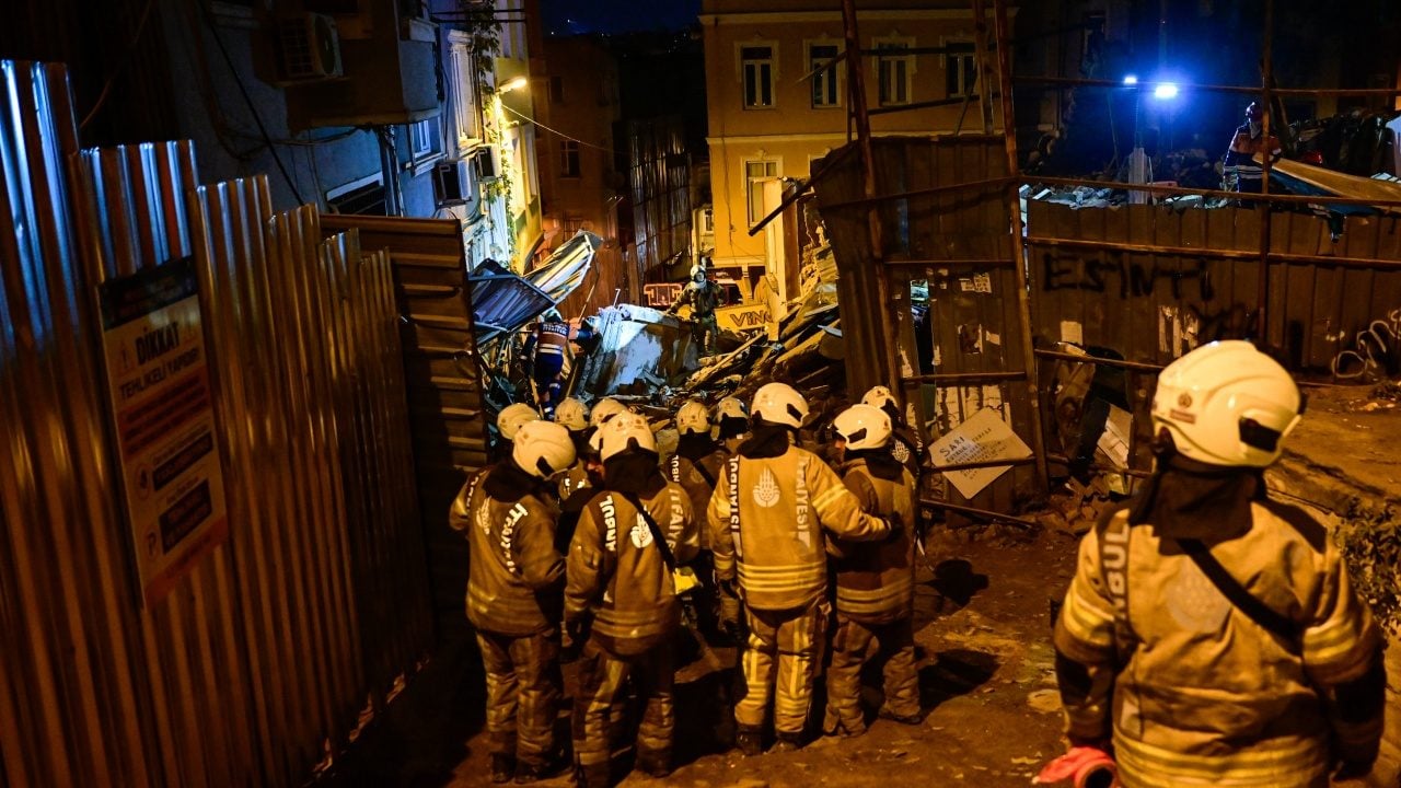 Beyoğlu’nda metruk bina çöktü: Enkazda arama başlatıldı