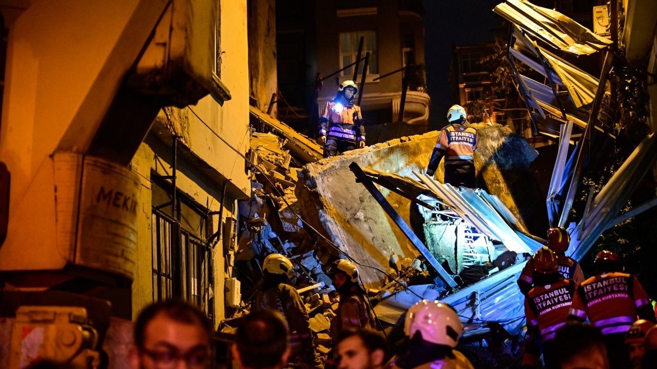 Foto - Beyoğlu’nda metruk bina çöktü: Enkazda arama başlatıldı