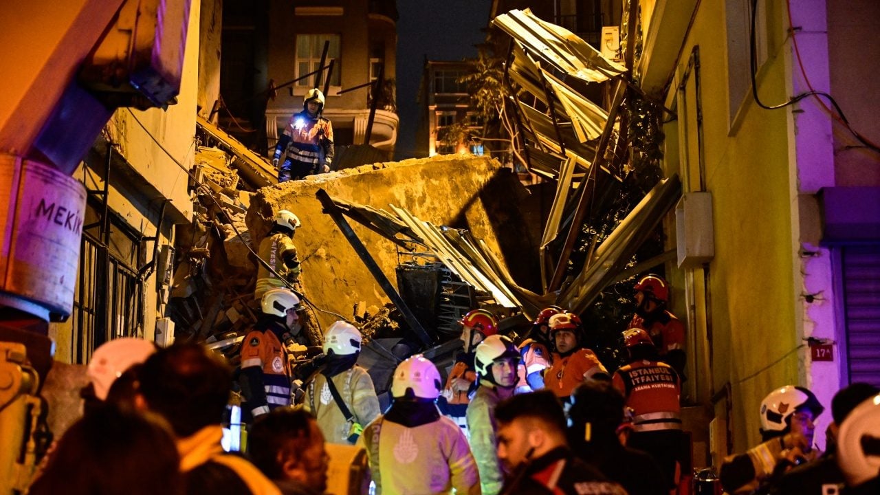 Foto - Beyoğlu’nda metruk bina çöktü: Enkazda arama başlatıldı