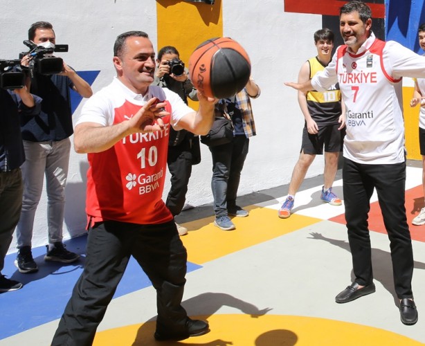 Foto - Beyoğlu'nda sokak basketbolunun geliştirilmesi için saha açıldı