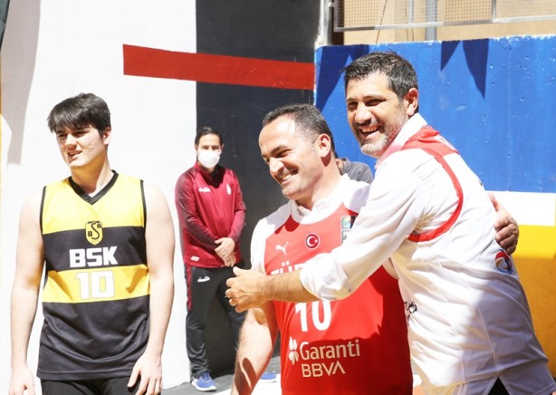 Foto - Beyoğlu'nda sokak basketbolunun geliştirilmesi için saha açıldı