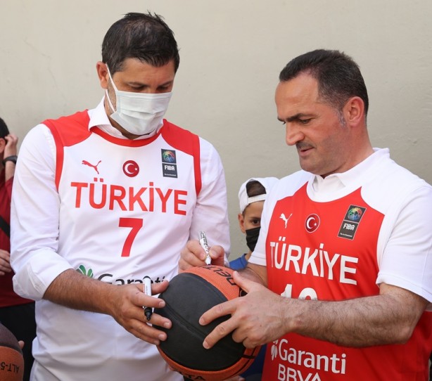 Beyoğlu'nda sokak basketbolunun geliştirilmesi için saha açıldı