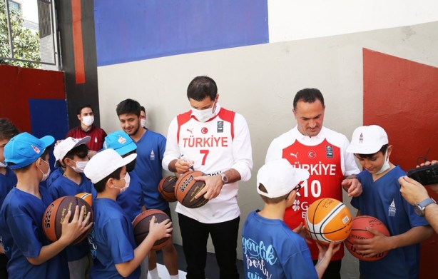 Foto - Beyoğlu'nda sokak basketbolunun geliştirilmesi için saha açıldı
