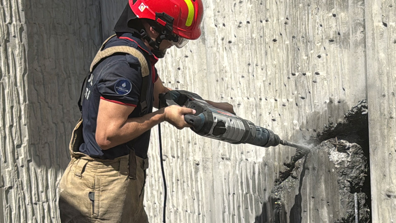 Foto - Beyoğlu’nda tünelde mahsur kalmıştı! Bakın o adam kim çıktı