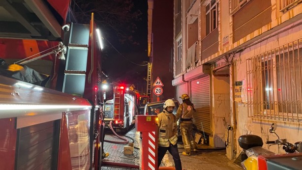 Foto - Beyoğlu’ndaki bir binada çıkan yangın söndürüldü
