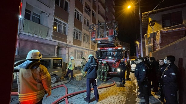 Foto - Beyoğlu’ndaki bir binada çıkan yangın söndürüldü