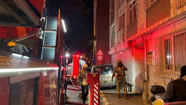 Foto - Beyoğlu’ndaki bir binada çıkan yangın söndürüldü