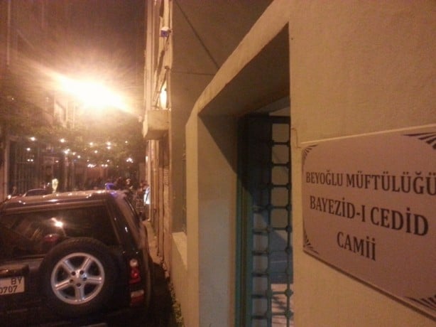 Beyoğlu'ndaki camiler meyhane kıskacında