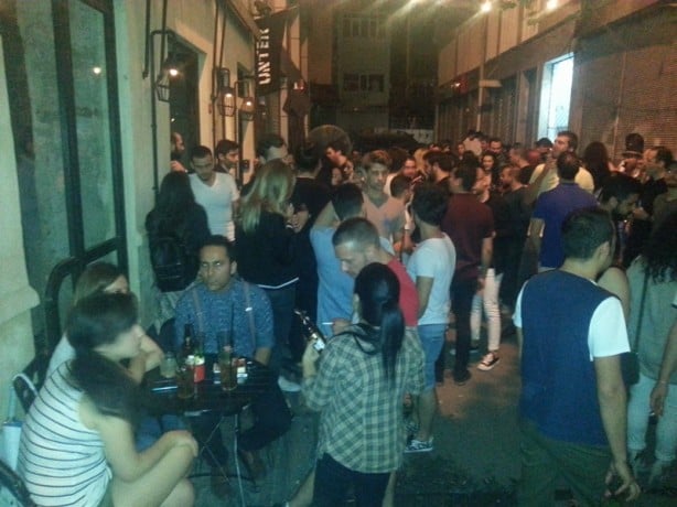 Foto - Beyoğlu'ndaki camiler meyhane kıskacında