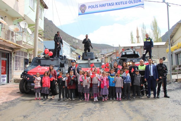 Foto - Beytüşşebap'ta polis çocukları zırhlı araçlarla gezdirdi