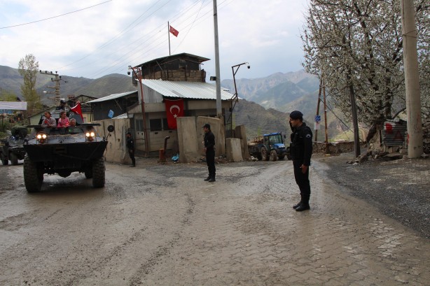 Foto - Beytüşşebap'ta polis çocukları zırhlı araçlarla gezdirdi