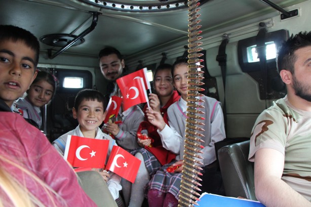 Foto - Beytüşşebap'ta polis çocukları zırhlı araçlarla gezdirdi