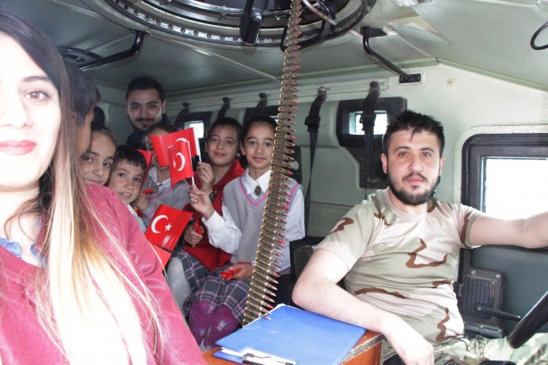 Beytüşşebap'ta polis çocukları zırhlı araçlarla gezdirdi