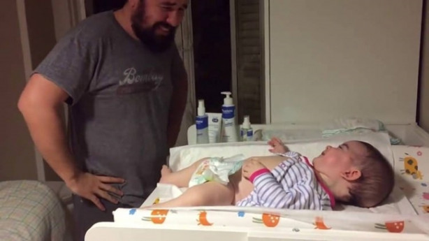 Foto - Bez değiştiren babaların birbirinden komik halleri