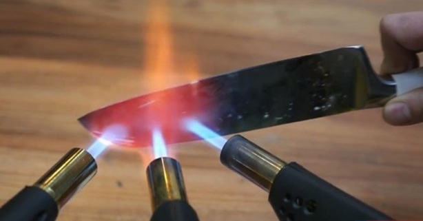 Foto - Bıçağı 1000 derece ısıtan adam ilginç deneylere imza attı