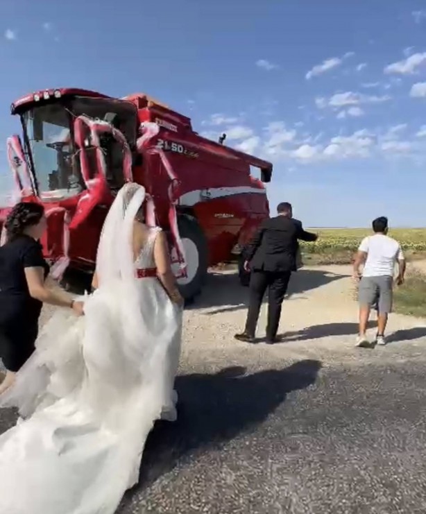 Foto - Biçerdöverin üzerindeki genç çifti o halde görenler şaştı kaldı! Gözlerini ovuşturup tekrar baktılar, vallahi pes...